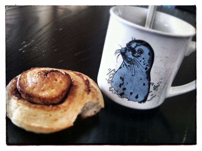 anneblabbers cinnamon bun and a hot cup of tea